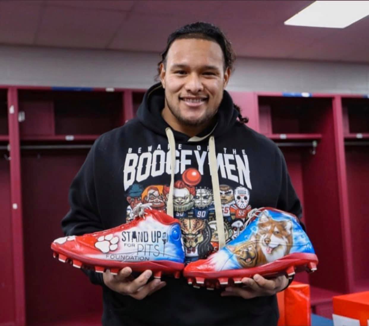 NEW ENGLAND PATRIOT DANNY SHELTON CHOOSES STAND UP FOR PITS HAS HIS CHARITY!!